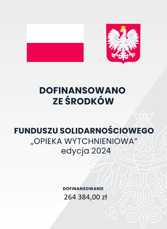 Szare tło o dwóch odcieniach z zarysem orła w koronie; na górze na pierwszym planie flaga oraz godło Polski; poniżej tekst o treści: „Dofinansowano ze środków Funduszu Solidarnościowego „Opieka wytchnieniowa” edycja 2024 Dofinansowanie 264 384,00 zł”